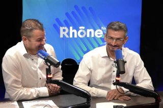 Qu'est-ce qui les fait sourire ainsi? Le pari raté de Sébastien? L'accent anglais de Stève? Les deux, certainement ! Sans compter la joie d'être sur Rhône FM, évidemment !
